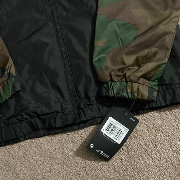 Nike Boys Windbreaker- Camo/Black size M - Picture 3 of 3